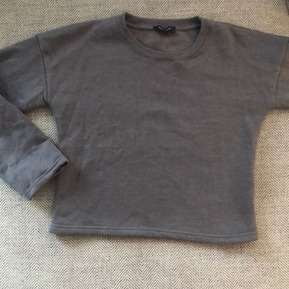 Cropped long sleeve sweatshirt